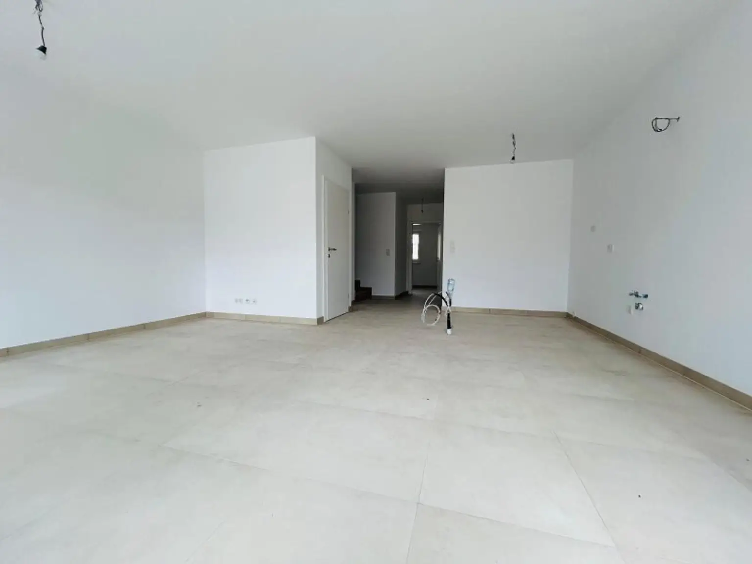 Traumhafte Doppelhaushälfte - Erstbezug, 5 Zimmer, Garten, Terrasse, 2 Stellplätze - Nähe Bahnhof!