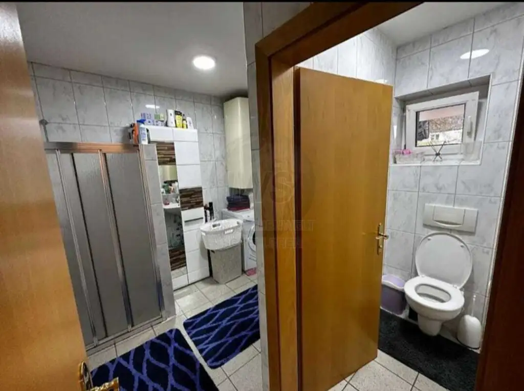 Attraktives Zinshaus in Wels: Modernisiert, 256m², Garten, Garage & 7 Stellplätze!