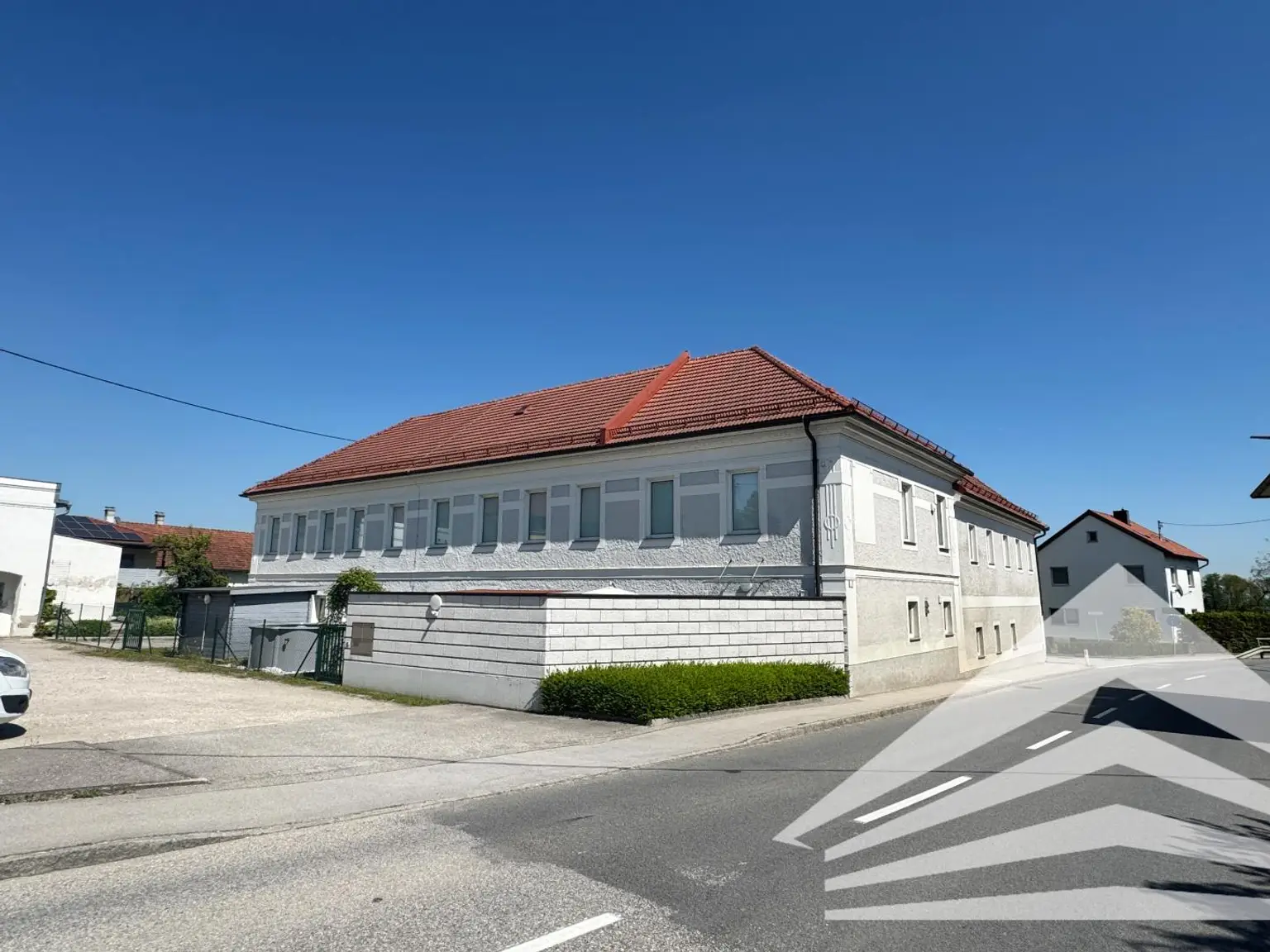 Hochwertig renovierte 2 Zimmerwohnung mit Küche & Privatgarten in Thening zu mieten