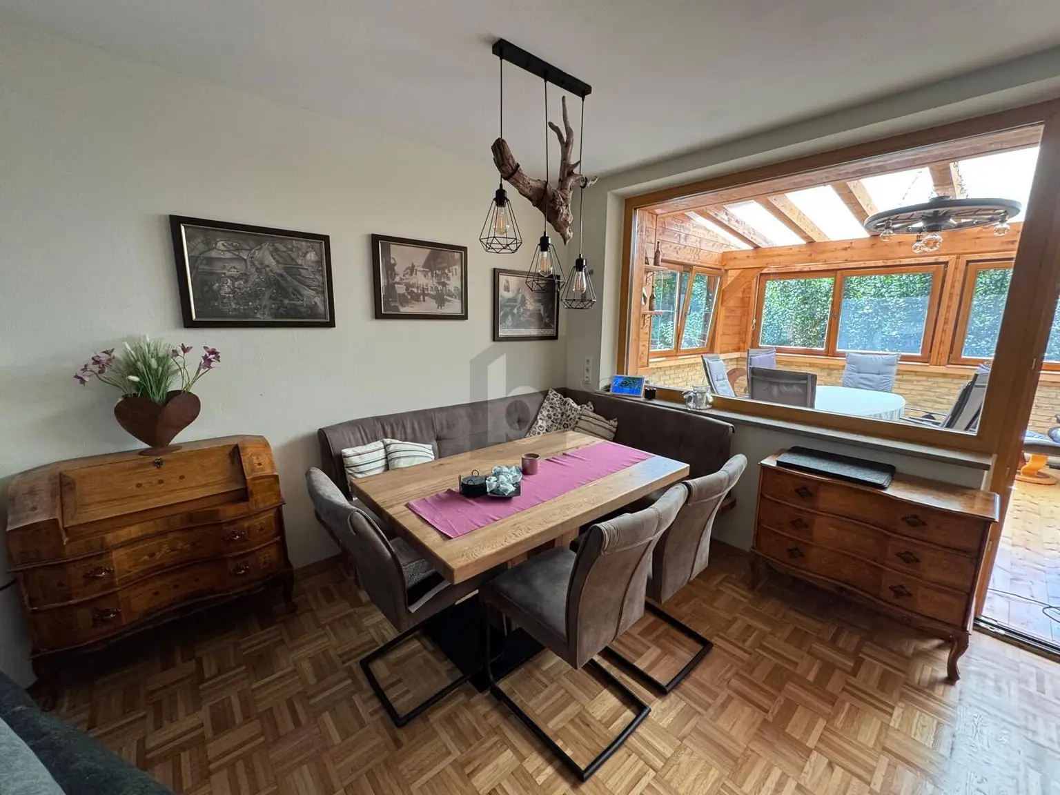 SANIERT! SONNIGER WINTERGARTEN MIT SUPER AUFTEILUNG!