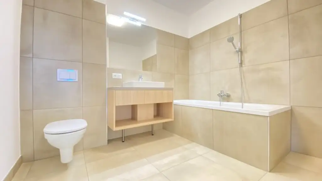 Neubau Erstbezug Schöne Drei Zimmer Wohnung mit Balkon und Süd-Ost Fernblick