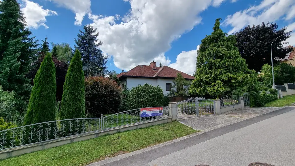 Gepflegter Bungalow mit großem Grundstück in Linsberg