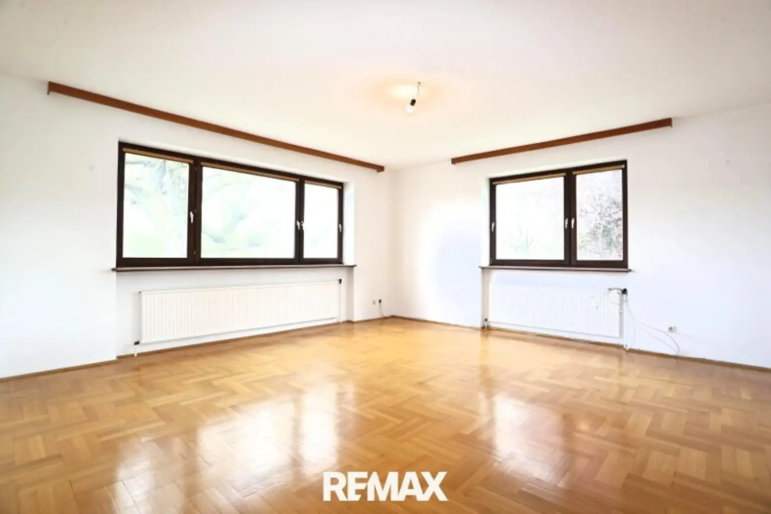 geräumiges Wohnzimmer