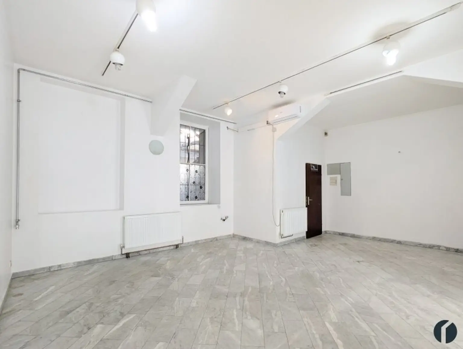 Hofseitiger Raum mit 2 Fensteroptionen