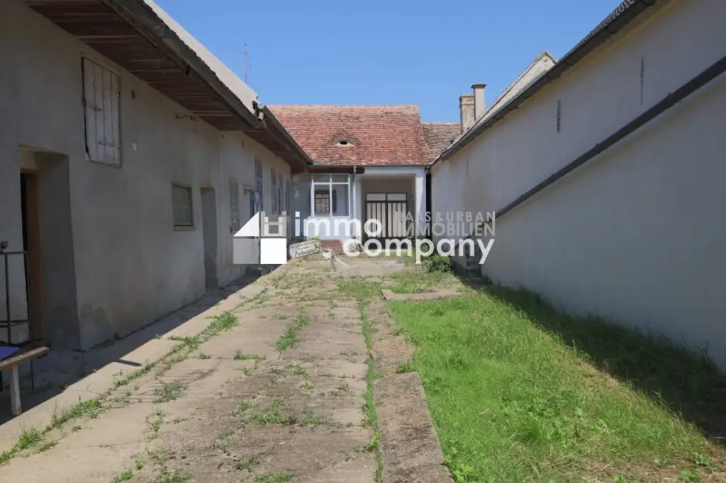 Zwei Wege, ein Zuhause -sanierungsbedürftiges Haus mit großem Garten