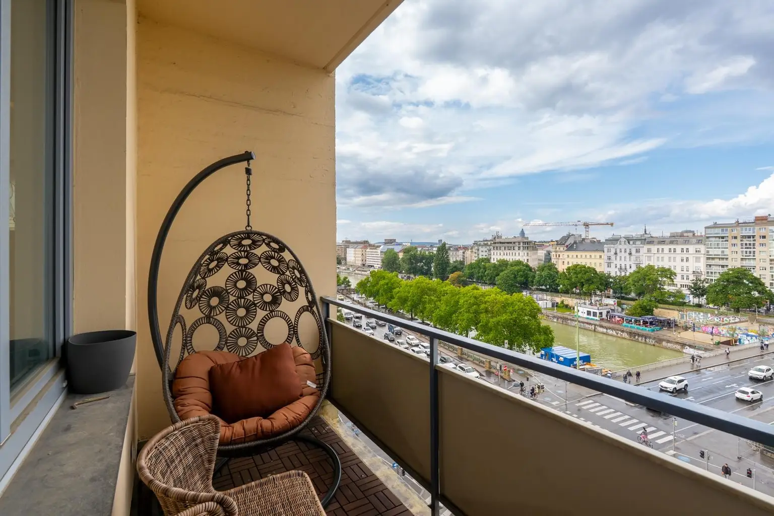 Stilvolles City Living mit Jacuzzi, 2 Balkonen und Weitblick!