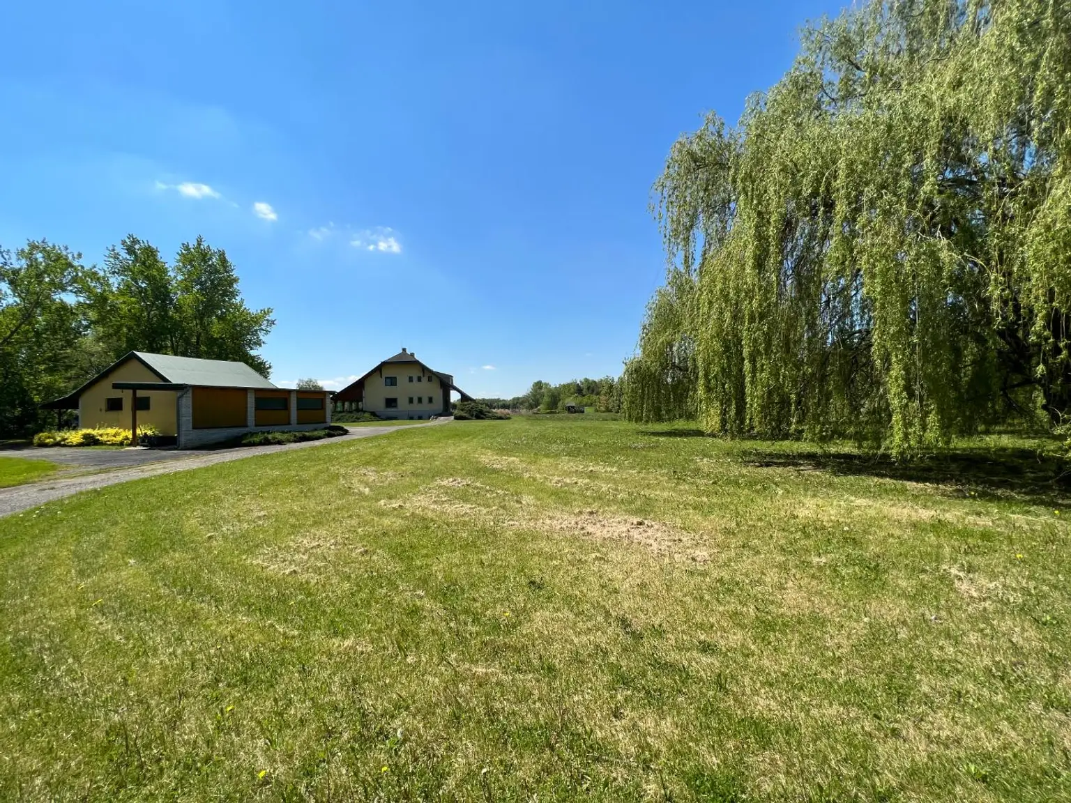 UNGARN ... "und am Ende der Straße steht ein Haus am SEE"