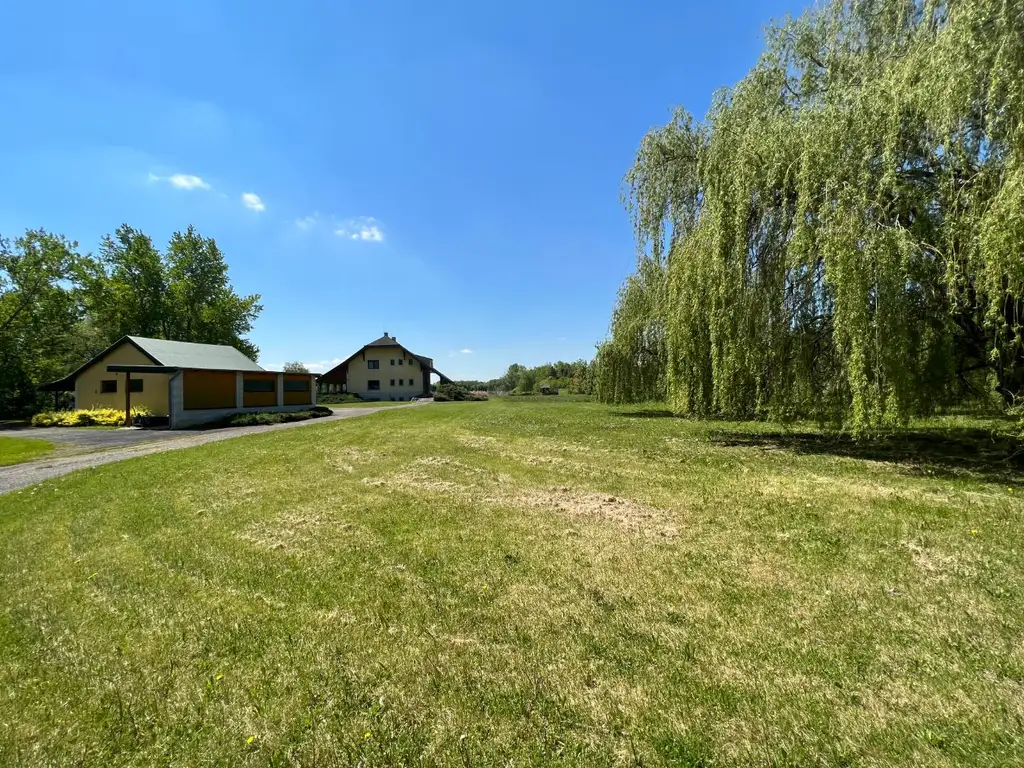 UNGARN ... "und am Ende der Straße steht ein Haus am SEE"