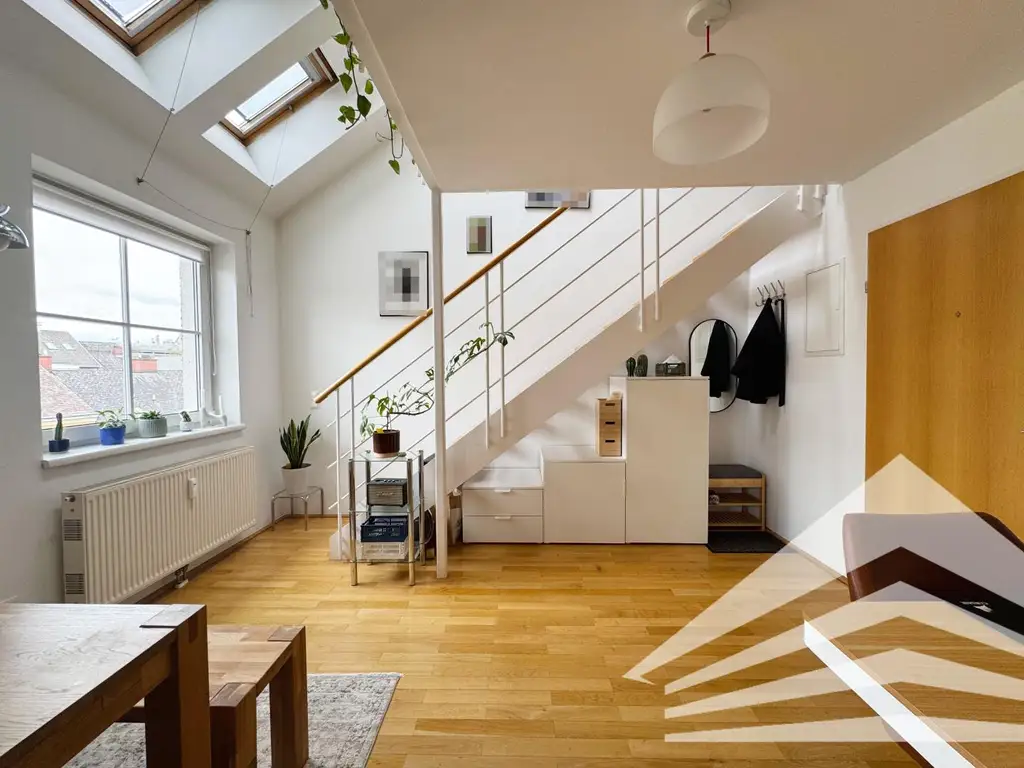 Ruhige 2 Zimmer DG-Galerie-Wohnung mit Küche in bester Zentrumslage