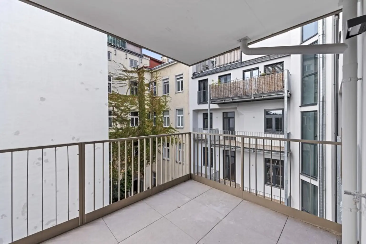 KOMPAKT, EFFIZIENT, URBAN MIT GROßEM BALKON - MODERNER WOHNKOMFORT IN HERNALS