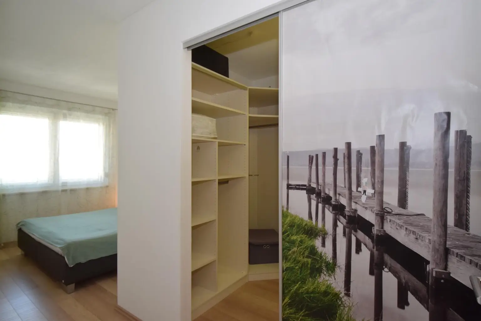 Blick Schrankraum im Zimmer