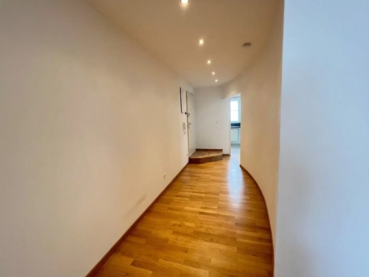UNBEFRISTET: Moderne 2-Zimmer-Wohnung in Botschaftsviertel