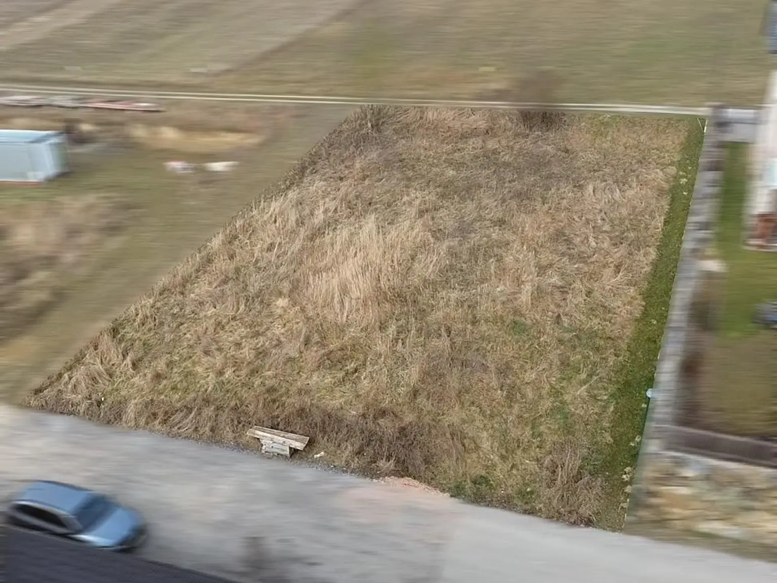 Drohnenaufnahme: Grundstück scharf - Umgebung unscharf