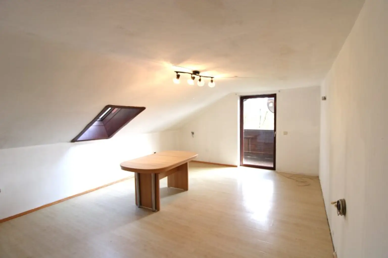 WAIDMANNSDORF  -  Sanierungsbedürftiges Haus in Aussichtslage!