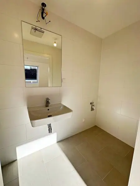 AUGARTEN-NÄHE, ERSTBEZUG, klimatisiertes 52 m2 Dachgeschoss, 2 Zimmer, Komplettküche, Duschbad, Parketten, Brigittenauer Lände