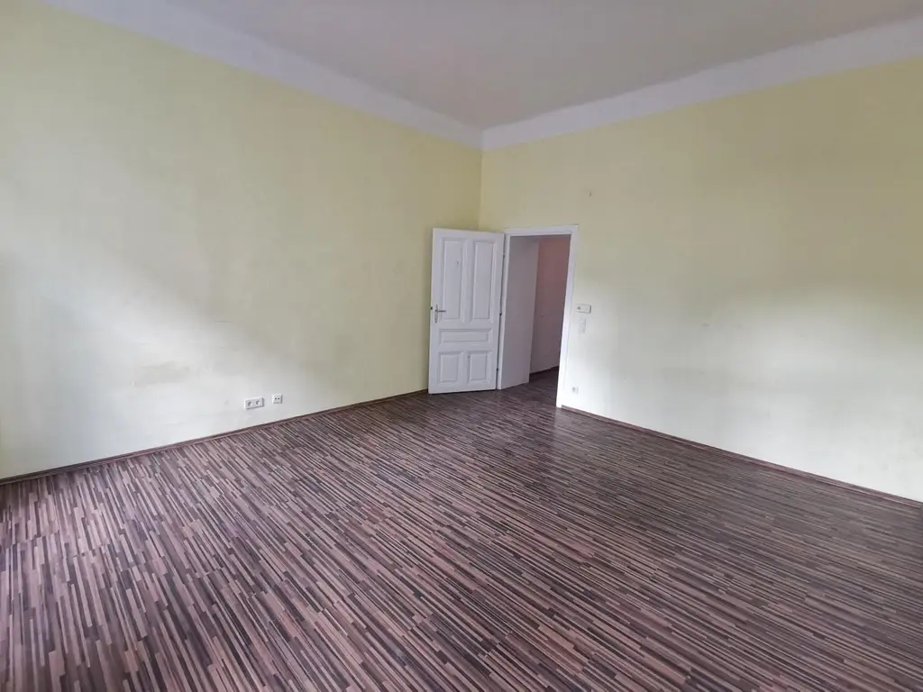 1 Zimmer Wohnungen, 2 Stück im gleichen Haus, zum sanieren.