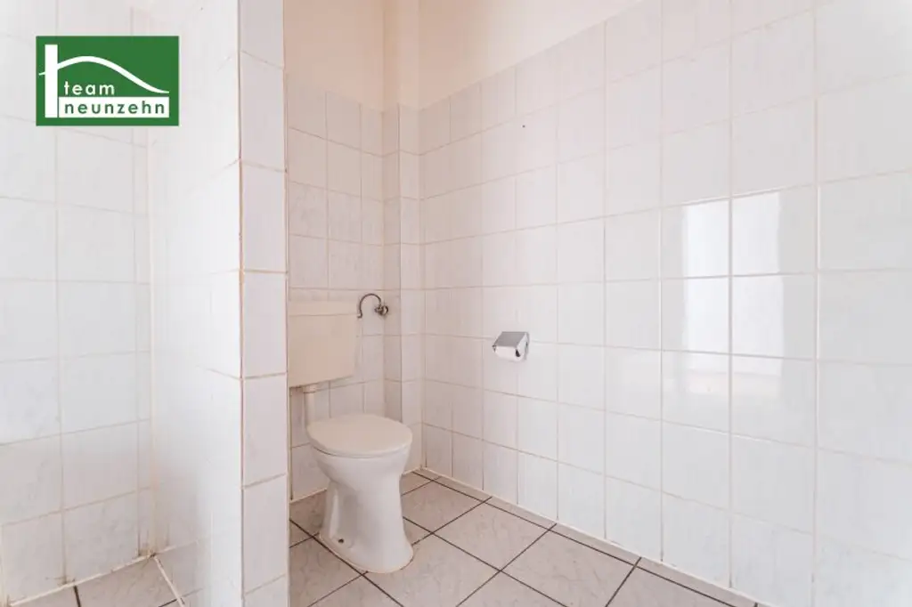 Ideal WG geeignet! Innenhof gerichtete Altbau-Wohnung nahe U4 und U6 in Sechshaus!