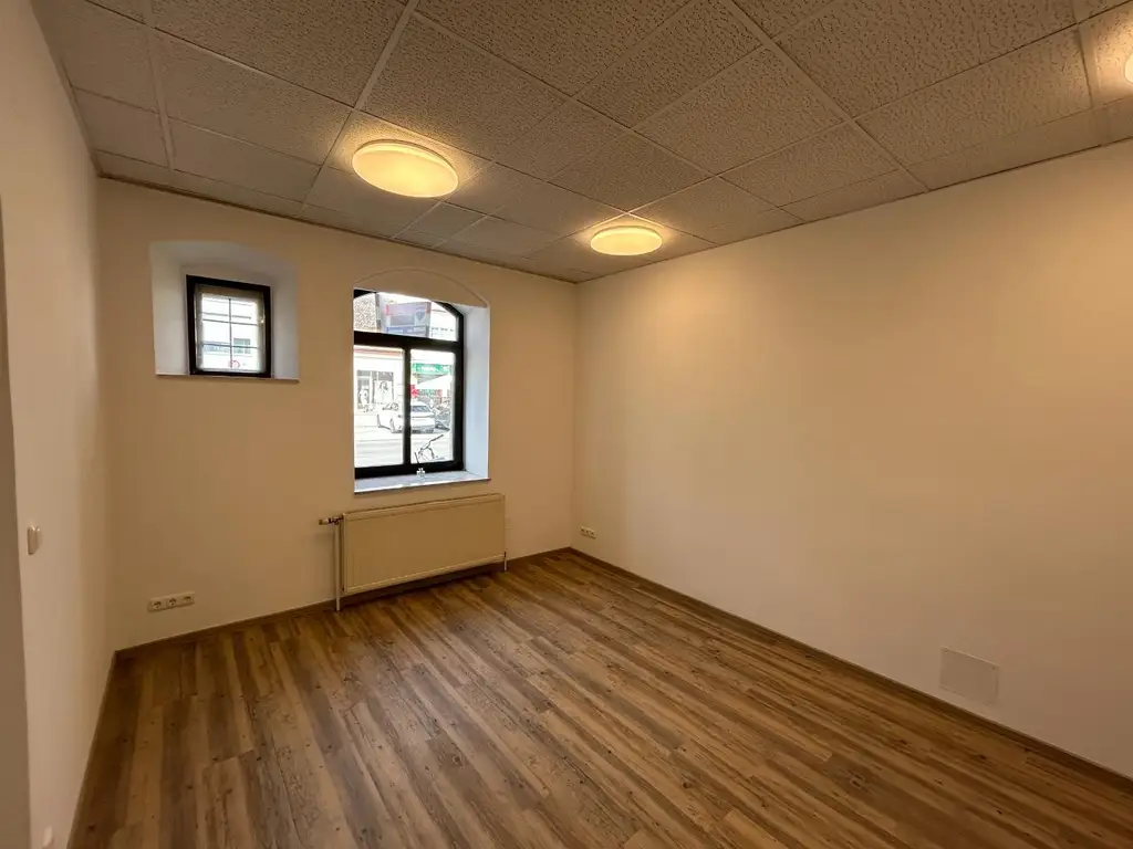 Repräsentatives Geschäftslokal am Hauptplatz von Laa an der Thaya – hell, großzügig & vielseitig nutzbar
