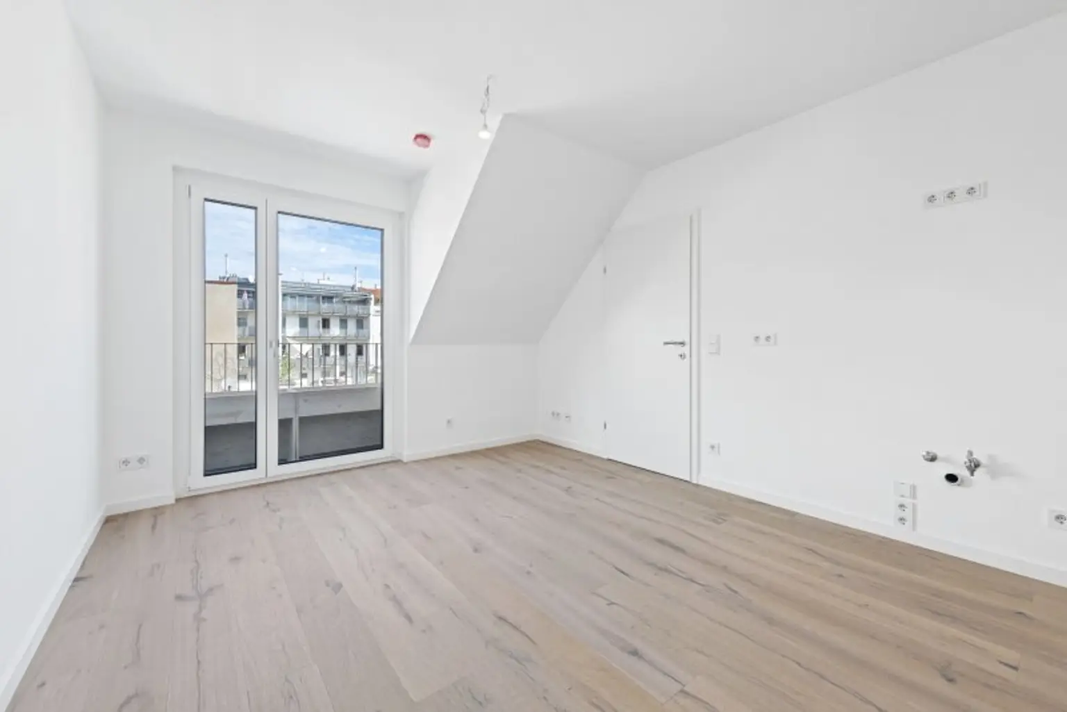 ERSTBEZUG! ENTZÜCKENDE SINGLE-WOHNUNG IM DACHGESCHOSS - JETZT SCHNELL SEIN