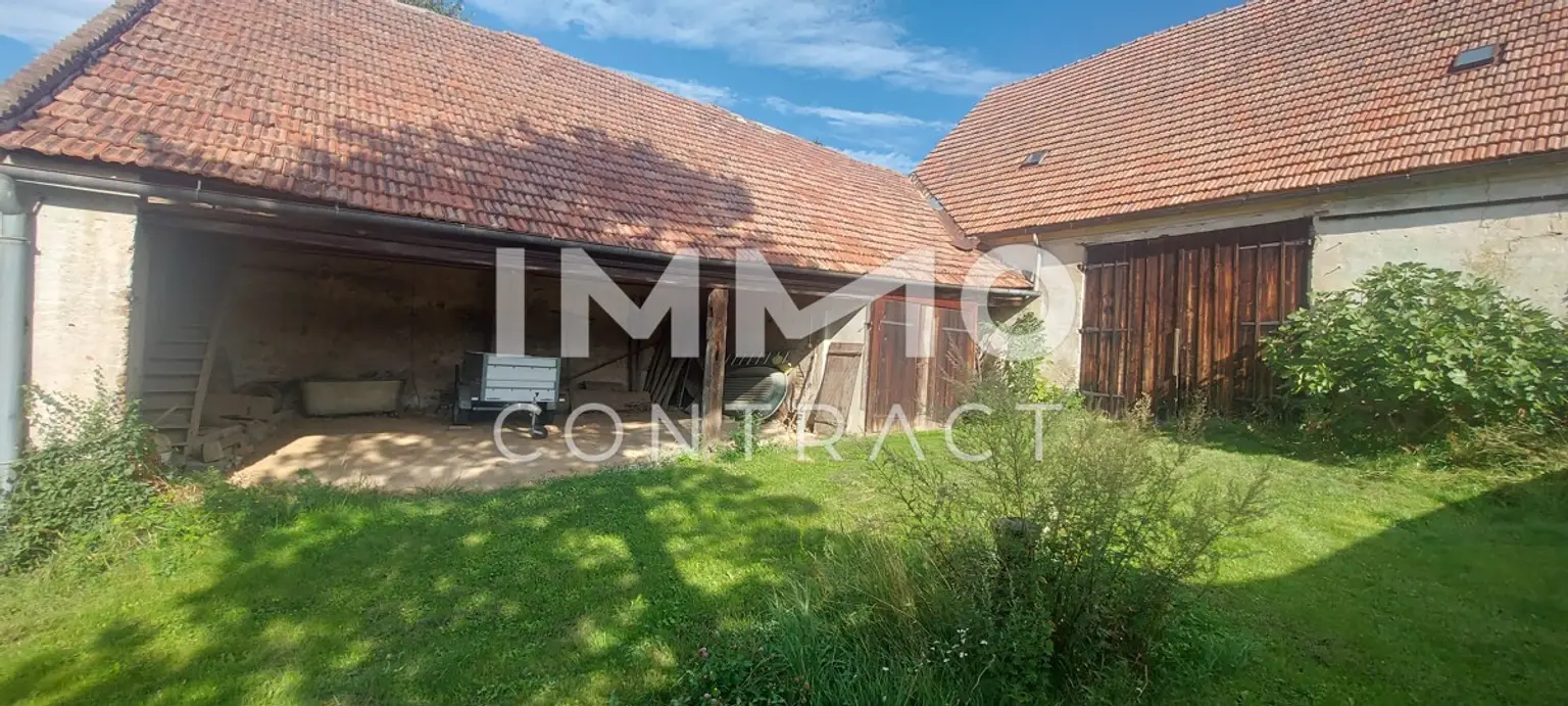 WOHN-UND GESCHÄFTSHAUS AUS DEM 16. JAHRHUNDERT IM HERZEN VON LANGENLOIS 
100 m Kellerröhre, Nebengebäude, Innenhof, Geschäftslokale, usw.