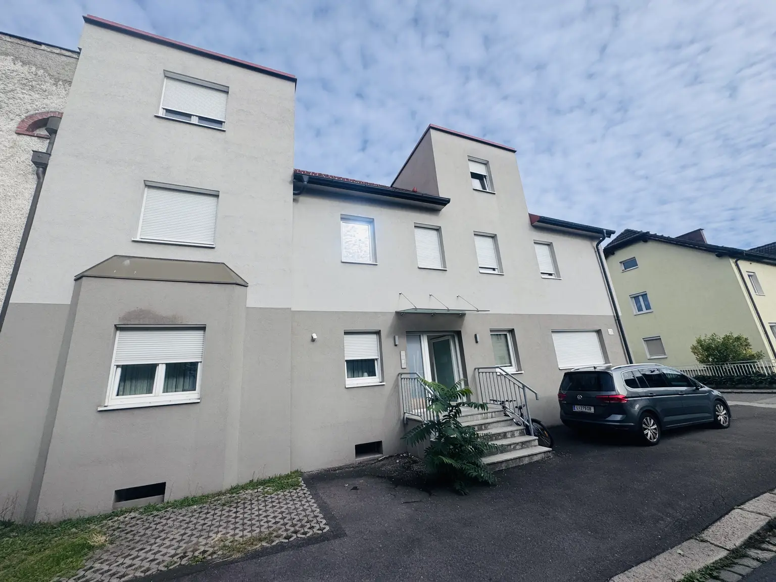 Wohnen wie im eigenen Haus – 4 Zimmerwohnung mit Eigengarten & Stellplatz in Ruhelage – PROVISIONSFREI