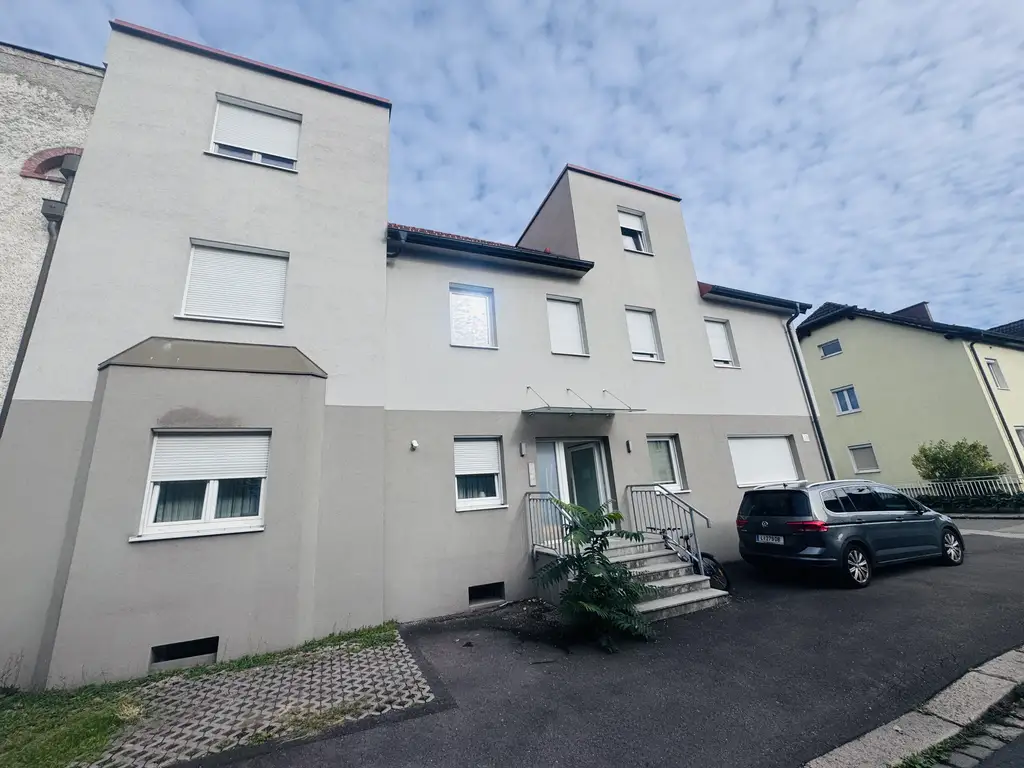 Wohnen wie im eigenen Haus – 4 Zimmerwohnung mit Eigengarten & Stellplatz in Ruhelage – PROVISIONSFREI