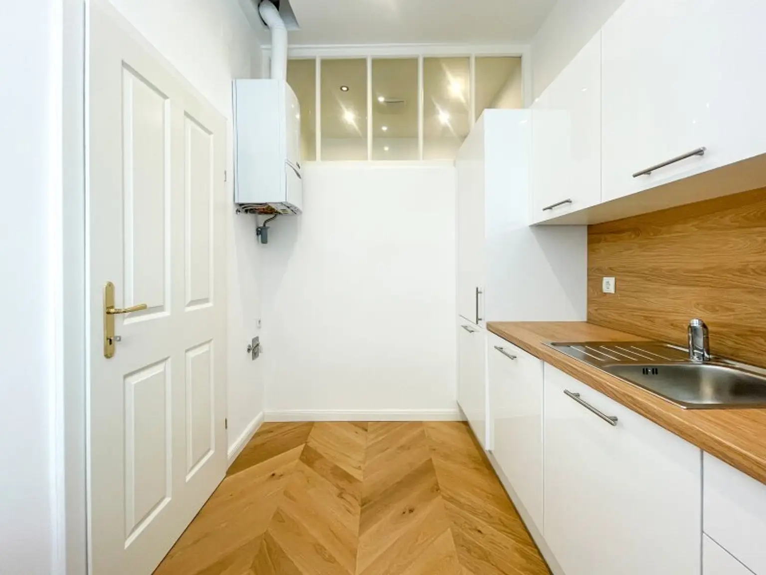 NÄHE AUGARTEN: wunderschön sanierte Altbauwohnung mit neuer Küche