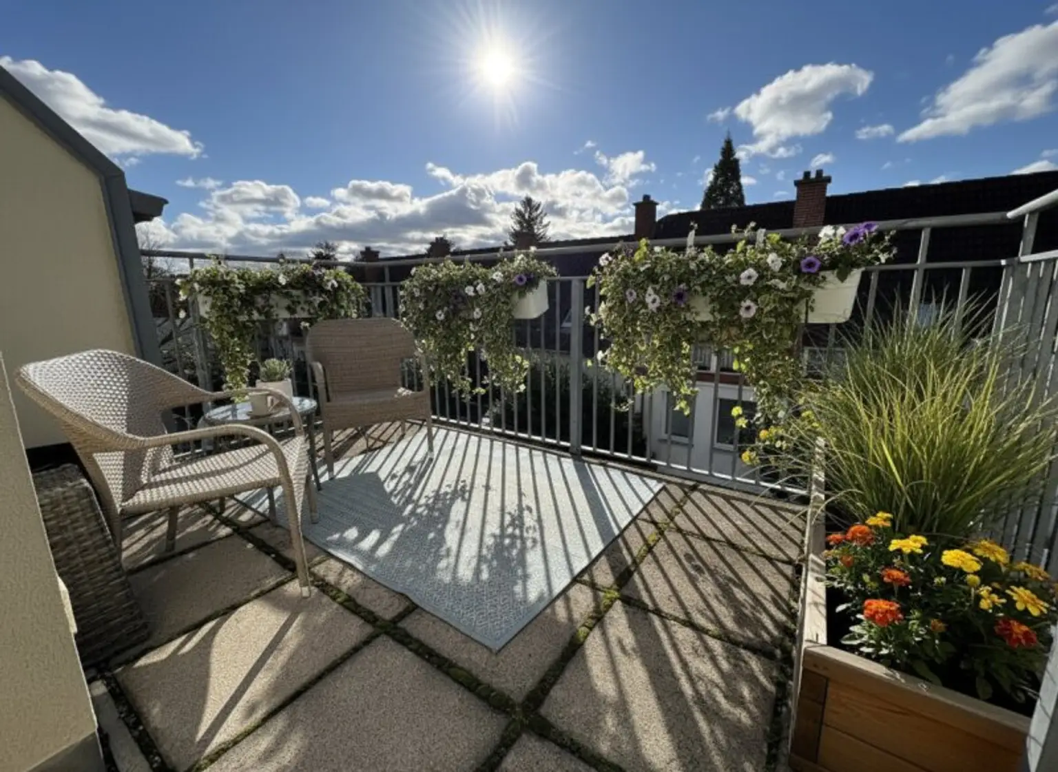 Ruhige 2-Zimmer Wohnung mit Grünblick, Terrasse + 2 Garagenplätzen