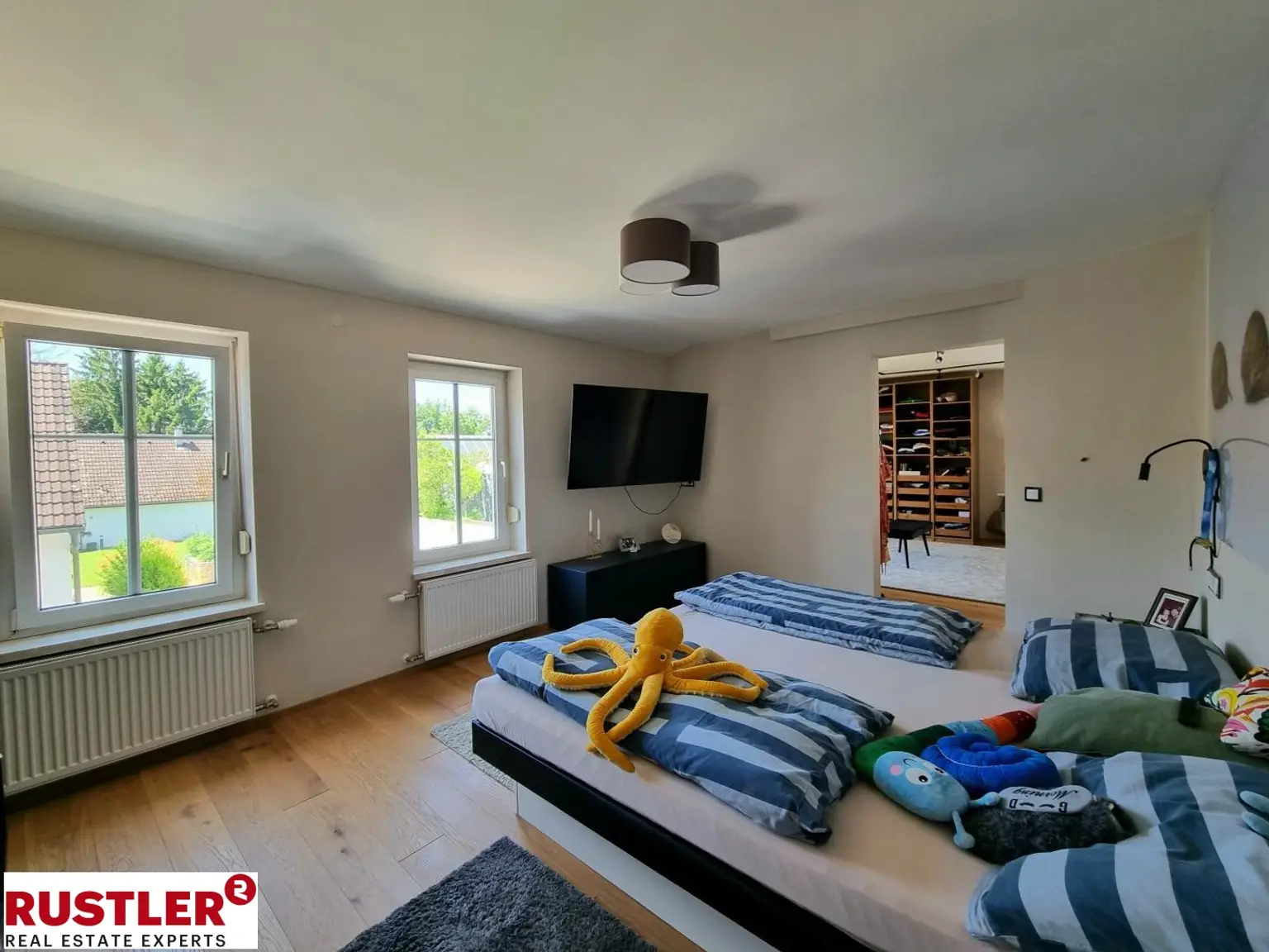 Großzügiges Einfamilienhaus mit separater Wohneinheit  & Pool