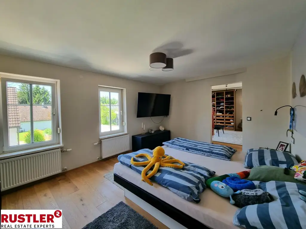 Großzügiges Einfamilienhaus mit separater Wohneinheit  & Pool