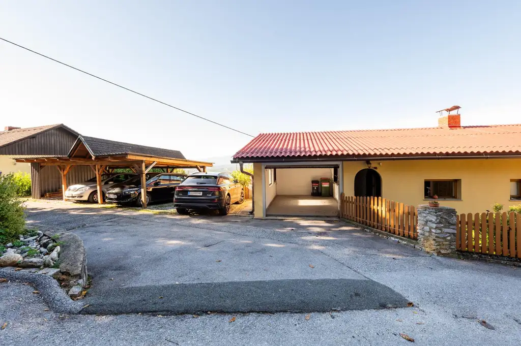 Einfamilienhaus mit Einliegerwohnung, Garage, Carports und Ausblick!