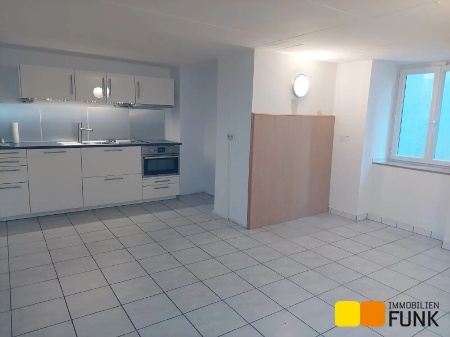 Attraktives Büro mit eigener Garage und zusätzlicher Lagerfläche