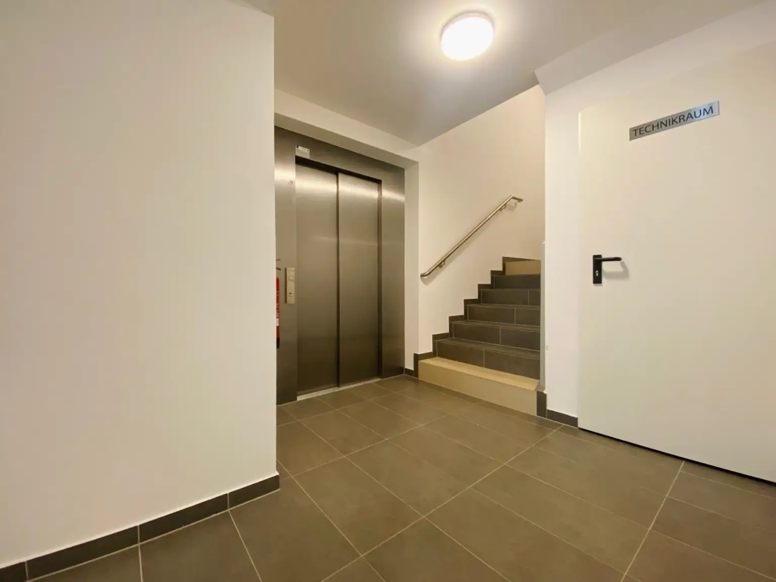 Stiegenhaus Aufzug | ++ NEU ++ TRAUMWOHNUNG - DREI Zimmer, Küche & Terrasse | Prima Service Immobilien