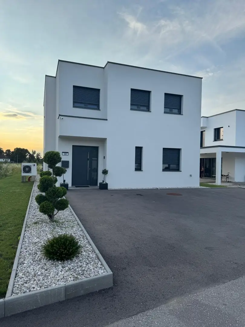 Neuwertiges Wohnhaus in ruhiger Lage