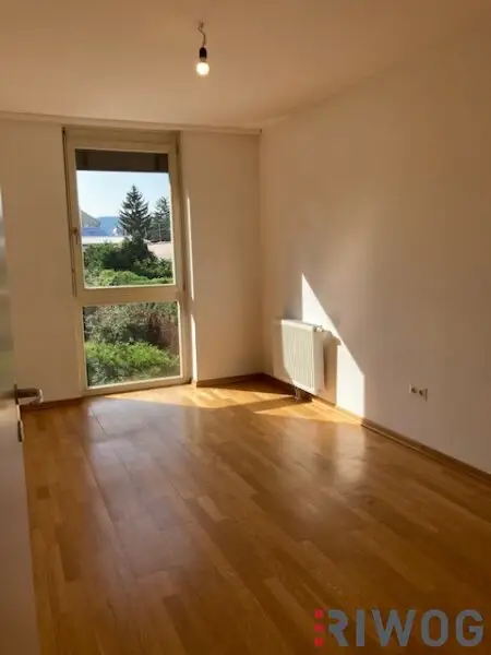 3 Zimmer-Penthouse-Wohnung mit Balkon in den grünen Innenhof gerichtet