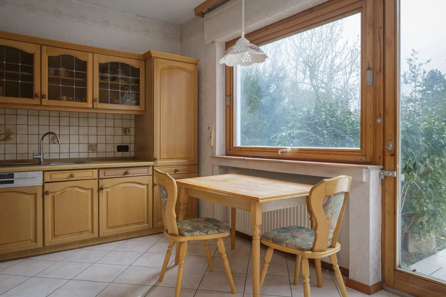 Die Küche mit der Tür zum Garten