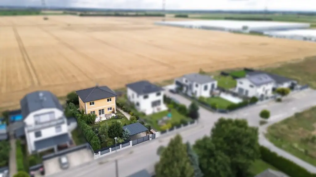 Charmantes Einfamilienhaus mit Nebengebäude und Doppelcarport – Ihr neues Zuhause wartet!