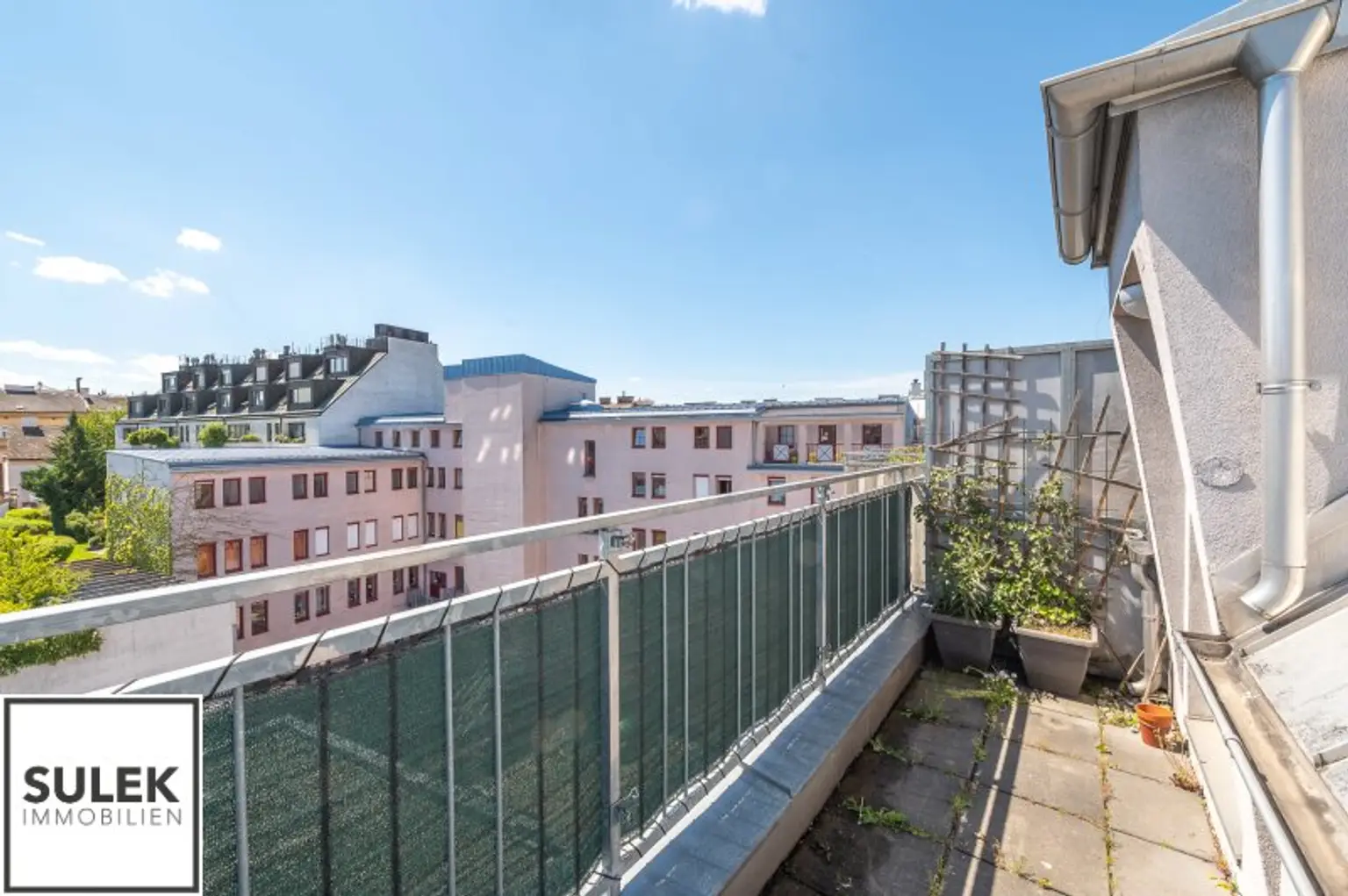 Großzügige, sonnige DG-Neubauwohnung mit hofseitiger Terrasse nahe Einkaufsstraße & U6 - ab 1.12.25!