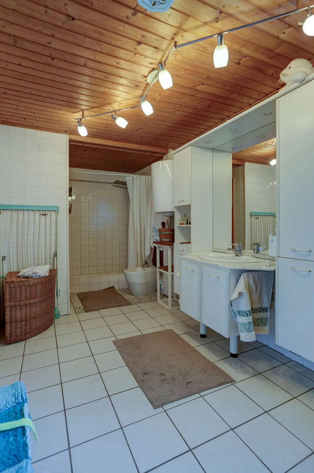 ENTWURF ** Urlaub zu Hause - Nur ca. 100 Meter vom Neufelder See entfernt – charmantes Haus auf Pachtgrund + Pool, Sauna & Gästezimmer ** ENTWURF