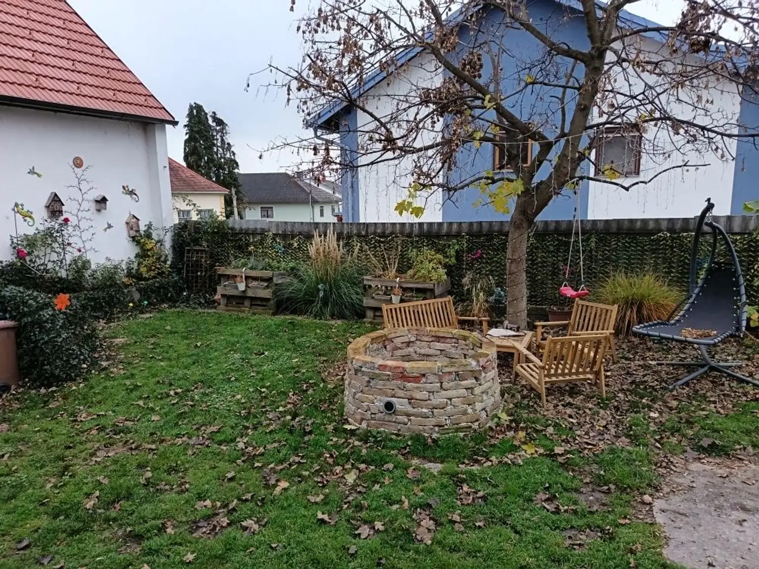 Vielseitiges Wohnhaus mit großzügigem Hof und Nebengebäuden