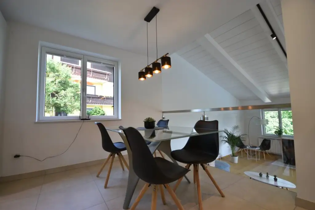 "TRAUMHAFTER BLICK AUF DEN ATTERSEE - Neu renoviertes Ferienhaus mit Einliegerwohnung und großem Garten"