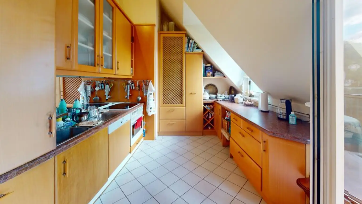 Helle DG-Wohnung mit Balkon | Garagenplatz optional