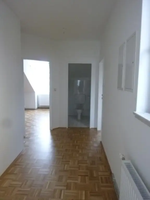 2-Zimmer-DG-Wohnung mit Zugang zur Terrasse!