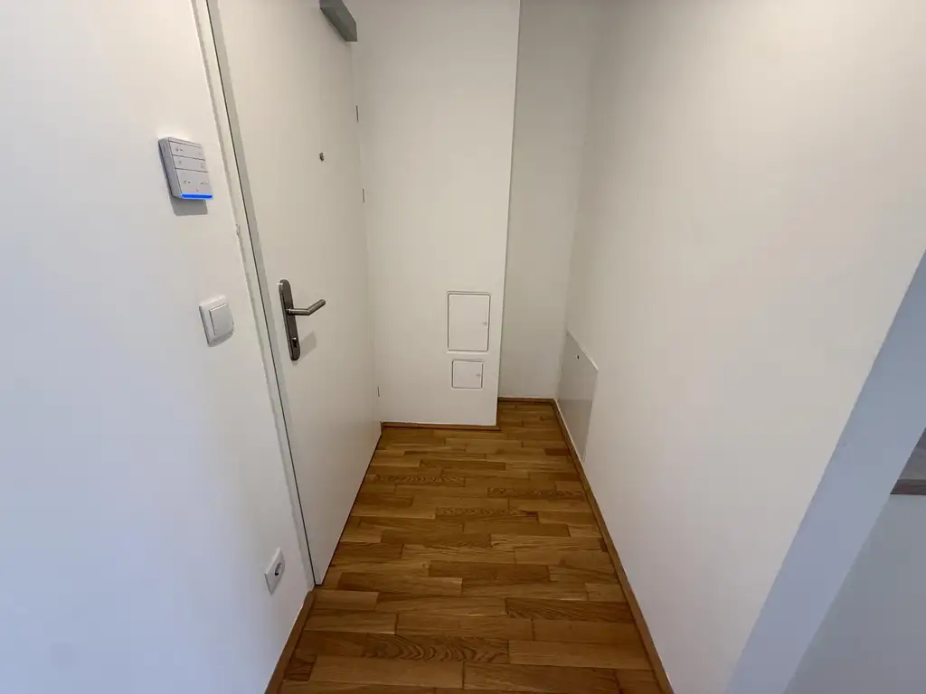 Günstige Neubauwohnung mit MEGA-SÜD-BALKON (11,77m²) nahe Akademiepark