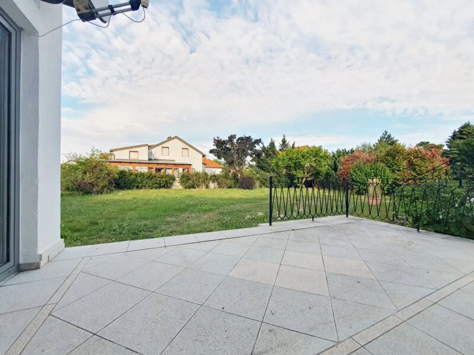 ++TOP++ Seltene Gelegenheit!  Charmantes Einfamilienhaus auf 898 m2 Grundstück - großer Garten!  Sehr ruhig und ZENTRAL gelegen mit eigene Garage!  TOP Anlage +++