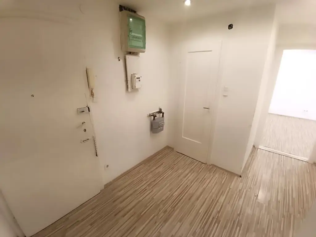 Sanierungsbedürftige 1-Zimmer Wohnung im Erdgeschoss! Küche separat! Nähe Parkanlage Familienplatz & U3 Ottakring!