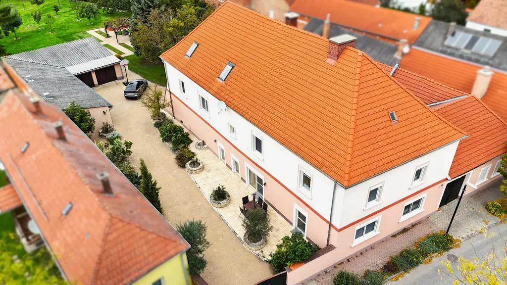 Historischer Gutshof, hochwertig kernsaniert mit 3.721 m² Grundstück!