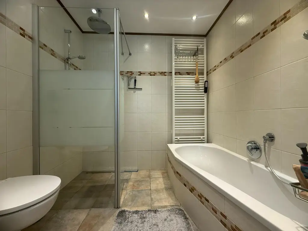 *** kleines gemütliches, möbliertes Häuschen mit Gartenparadies in der Waldrandsiedlung, mit Photovoltaik, Brunnen, Sauna, Garage, Carport,….. ***