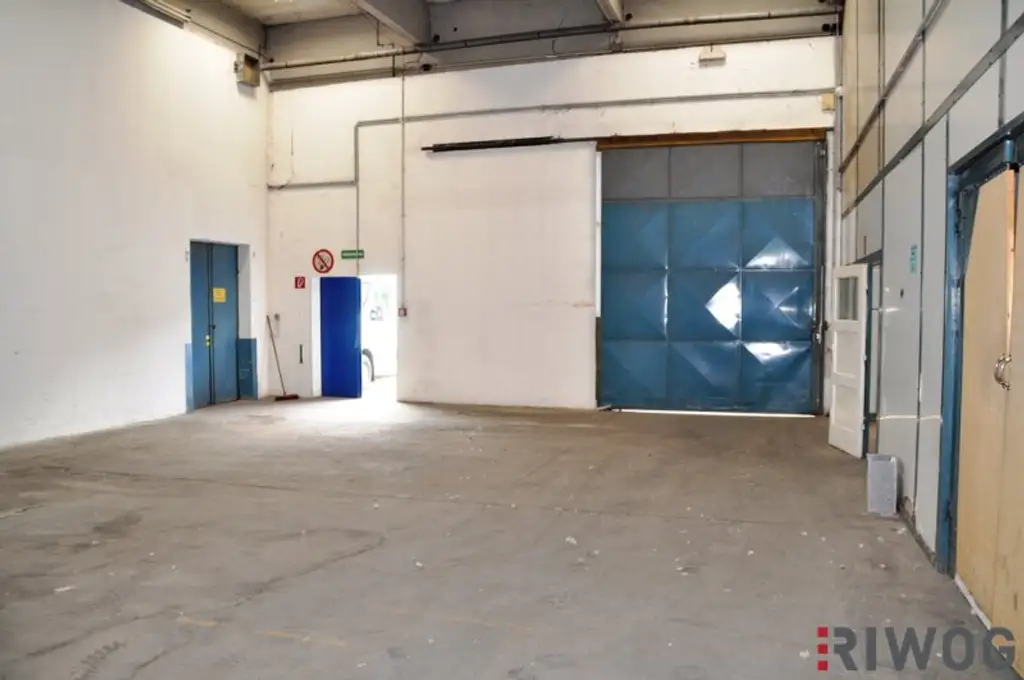 Ebenerdige Halle mit 1.180m² im Industriegebiet Strebersdorf! Autobahnnähe! Mit LKW/Bus befahrbar!