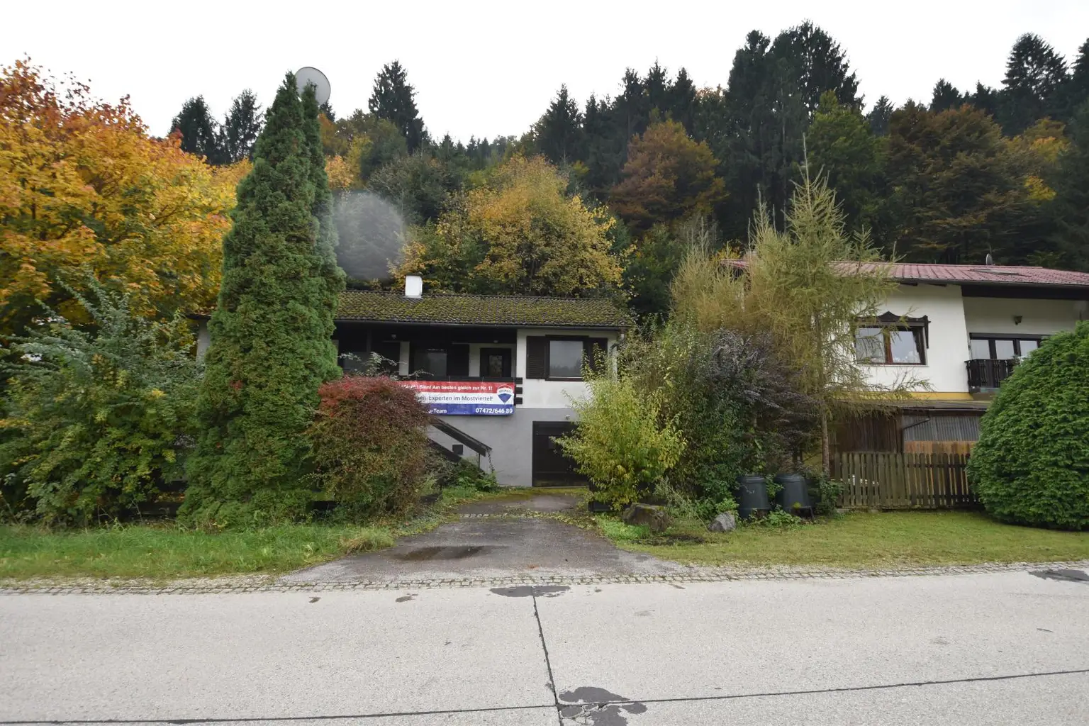 Grundstück mit Blick auf die Donau und sanierungsbedürftigem Bungalow
